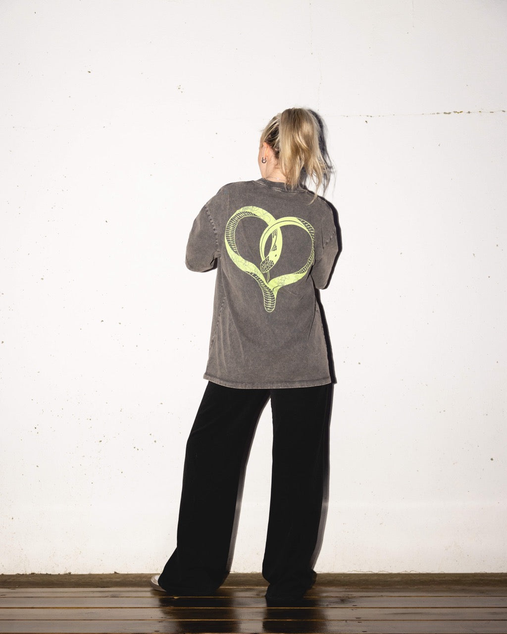 LovelySNAKE - Snow Washed Look Loose Cut T