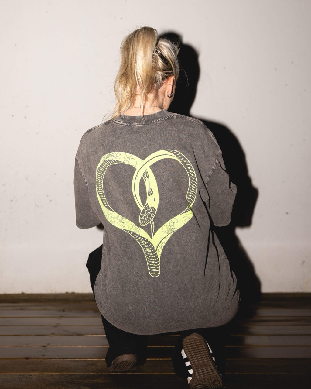 LovelySNAKE - Snow Washed Look Loose Cut T